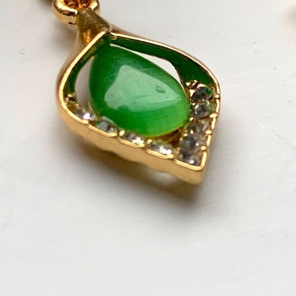 Vintage Style Emerald Green Earrings - Faux Jade or Peridot in Gold Tone Setting - Picture 5 of 7